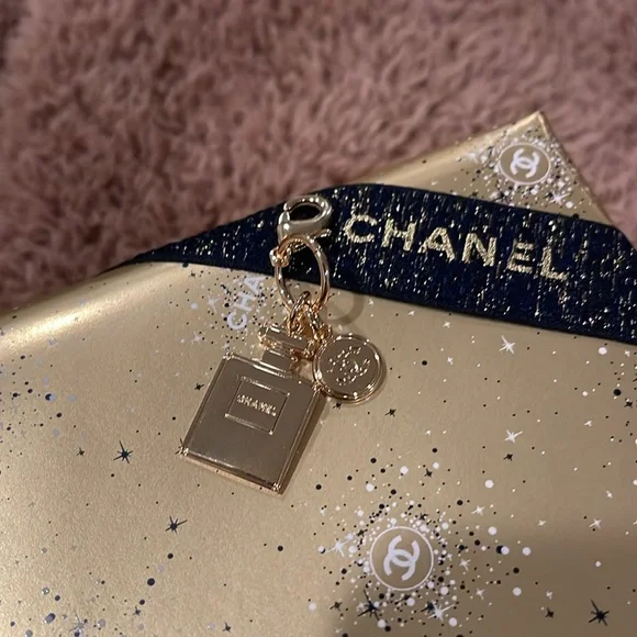 AUTHENTIC CHANEL HOLIDAY 2023 CHARM - Picture 4 of 7